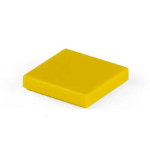 Une brique plastique jaune vif carré 2 × 2 de construction lisses pour tuiles lisses ou déguisement carnaval