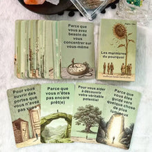 Jeu de 56 cartes oracle en français avec illustrations sépia et fonds verts pour magasins de jouets ou déguisement carnaval