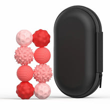 Set de six balles sensorielles magnétiques roses et rouges en silicone avec texture dans un étui noir zippé