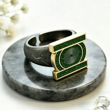 Bague de cosplay à emblème vert et or avec bracelet en métal texturé annoncé ajustable