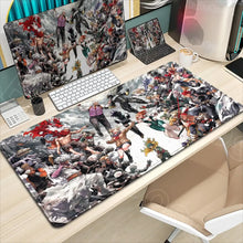 Tapis de souris xxl académie de super-héros avec bords cousus et scène d’anime colorée dynamique rouge vert noir blanc et gris