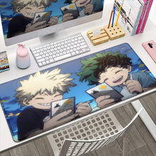 Tapis de souris xxl académie bleu avec bakugo et iida aux bords cousus et graphismes cartoon vibrants