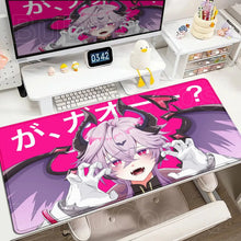 Tapis de souris xxl aventuriers fantastiques rose et violet avec personnage aux cheveux argentés, cornes noires et yeux rouges