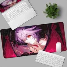 Tapis de souris xxl aventuriers fantastiques rouge et noir avec illustration anime cheveux violets yeux orange lumineux