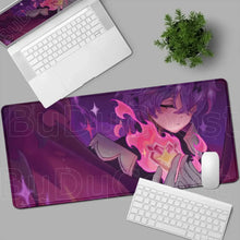 Tapis de souris xxl aventuriers fantastiques violet et rose avec personnage anime tenant des flammes lumineuses