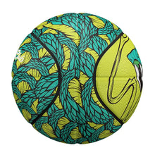 Ballon de basket taille 7 motif python avec rainures larges en vert citron et bleu sarcelle à contours noirs