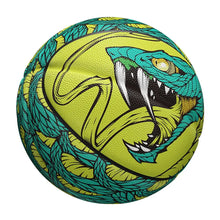 Ballon de basket taille 7 motif python vert lime et teal avec rainures larges et design serpent stylisé