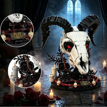 Modèle lego noir et blanc de crâne de bouc gothique avec yeux rouges lumineux, cornes détaillées, bougies et roses