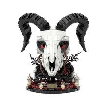 Modèle lego noir et blanc de bouc gothique avec yeux rouges, cornes détaillées et base décorative esthétique gothique