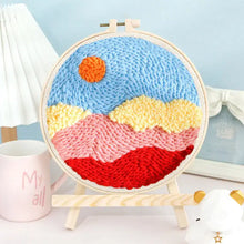 Kit de broderie punch needle avec art mural circulaire représentant un ciel vibrant et collines pastel en broderie punch needle