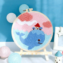Kit de broderie punch needle avec motif décoratif baleine bleue nuages roses et chapeau rouge en bois