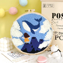 Kit de broderie punch needle avec cerceau en bois et motif baleine bleu blanc pour décoration murale