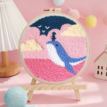 Kit de broderie punch needle rond avec motif baleine bleue sous parapluie marine sur nuages roses et crème