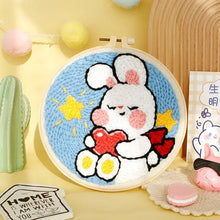 Kit de broderie punch needle avec lapin blanc en peluche tenant un coeur rouge dans un cercle à broder bleu