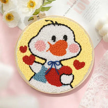 Kit de broderie punch needle avec canard blanc et joues roses en fil coloré dans un cercle à broder en bois