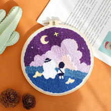 Kit de broderie punch needle avec scène feutrée de deux personnages ciel violet étoiles lune sur fond orange