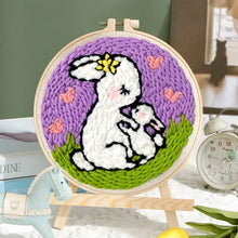 Kit de broderie punch needle avec lapin blanc charmant et fleur jaune en fil fluffy sur fond violet et vert