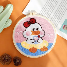 Kit de broderie punch needle avec motif canard coloré en laine douce dans un cadre en bois rond rose et bleu