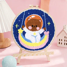 Kit de broderie punch needle avec motif ours astronaute coloré en laine dans un cercle en bois décoratif