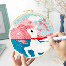 Kit de broderie punch needle avec cerf blanc coloré sur fond rose et bleu dans un cercle en bois rond