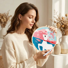 Kit de broderie punch needle avec un motif licorne blanche sur fond texturé rose et bleu pour décoration
