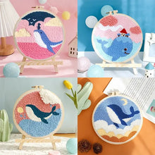 Kit de broderie punch needle avec un cerceau en bois et motif baleine coloré en laine rose, bleue et blanche
