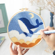 Kit de broderie punch needle avec motif baleine bleu et blanc en laine texturée dans un cercle en bois