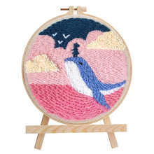 Kit de broderie punch needle circulaire décoratif avec baleine bleue sous parapluie marine et nuages roses crème