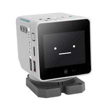 Robot de bureau m5stack stackchan cube blanc avec écran noir affichant un smiley simple et télécommande