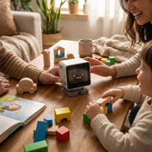Robot de bureau m5stack stackchan blanc avec visage souriant sur écran et télécommande posé sur base grise