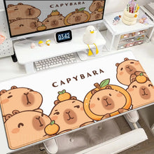 Tapis de souris xxl capybara blanc antidérapant avec dessin cartoon de capybaras tenant des oranges et texte capybara
