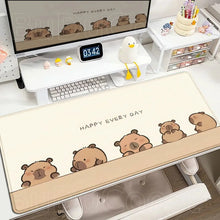 Cream-colored tapis de souris xxl capybara antidérapant avec rangée de capybaras marron et texte happy every day