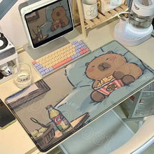 Tapis de souris xxl capybara antidérapant gris clair avec illustration cartoon de capybara tenant un seau de popcorn