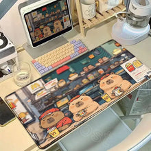 Tapis de souris xxl capybara antidérapant avec un design cartoon coloré de deux capybaras habillés en employés mcdonalds
