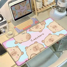 Tapis de souris xxl capybara antidérapant avec dégradé rose pastel et bleu clair orné de visages de capybaras mignons