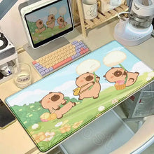 Tapis de souris xxl capybara antidérapant avec design cartoon de trois carlins joyeux sur fond de champ vert