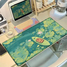Tapis de souris xxl capybara antidérapant vert et bleu avec illustration d un cochon dans un bateau parmi des nénuphars