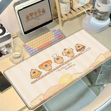 Tapis de souris xxl capybara antidérapant crème avec chiots pâtissiers dessinés et texte tuntunzai bakery en police ludique