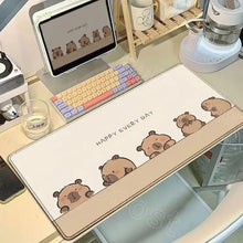 Tapis de souris xxl capybara beige et blanc avec illustrations dours et texte happy every day antidérapant