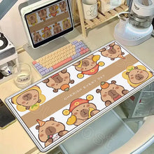 Tapis de souris xxl capybara antidérapant avec motif cartoon coloré sur fond blanc à rayures marron