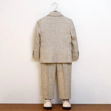 Costume de cérémonie garçon à carreaux beige en laine avec pantalon assorti et loafers blancs code longueur adapté nœud papillon possible