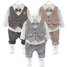 Ensemble de cérémonie garçon avec chemise gilet à carreaux, pantalon à poches et tailles proposées variées