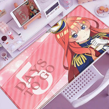 Tapis de souris xxl cinq sœurs manga rose à rayures avec fille manga en uniforme bleu marine et texte 5 days to go