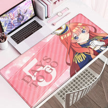 Tapis de souris xxl cinq sœurs manga rose avec personnage manga aux cheveux rouges en tenue militaire et texte 5 days go
