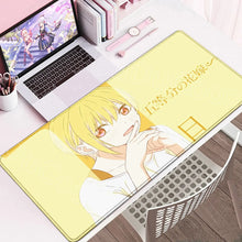 Tapis de souris xxl cinq sœurs manga jaune avec personnage blond aux yeux orange et texte japonais