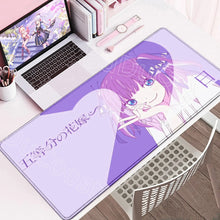 Tapis de souris xxl cinq sœurs manga violet et lavande avec personnage souriant aux cheveux et yeux bleus sur surface lisse