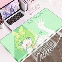 Tapis de souris xxl cinq manga mint vert avec personnage animé aux cheveux verts et nœud jaune joyeux
