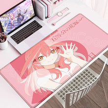 Tapis de souris xxl cinq avec personnage anime aux cheveux roses longs et yeux dorés sur surface lisse rose