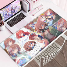 Tapis de souris xxl cinq sœurs manga avec collage brillant de personnages anime en plusieurs tenues et casques