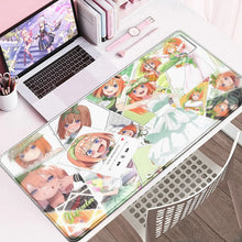 Tapis de souris xxl cinq sœurs manga avec finition brillante et illustrations vibrantes de personnages manga aux cheveux orange